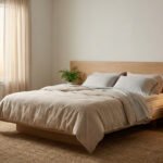 Chambre moderne et apaisante avec lit en bois clair, literie en lin beige, table de chevet flottante, plante et fenêtre lumineuse.