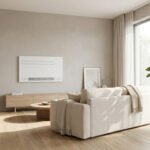 Salon lumineux et moderne avec climatisation monobloc murale blanche, canapé beige, plancher bois et grande fenêtre.