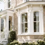 bow window en saillie sur façade de style victorien