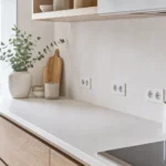 Norme électrique cuisine avec prises réglementaires au-dessus du plan de travail